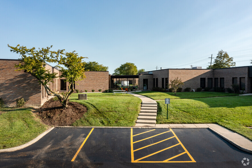 1951 Rohlwing Rd, Rolling Meadows, IL à vendre - Photo du bâtiment - Image 3 de 7