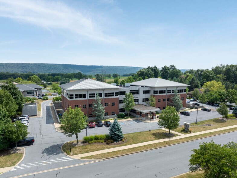 476 Rolling Ridge Dr, State College, PA à louer - Photo du bâtiment - Image 1 de 13