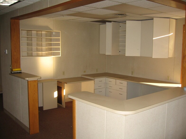 7 Thompson Rd, East Windsor, CT à louer - Photo du bâtiment - Image 2 de 11