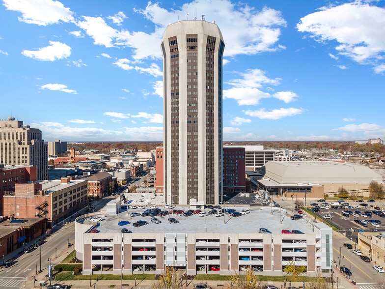 700 E Adams St, Springfield, IL à vendre - Photo du bâtiment - Image 1 de 15