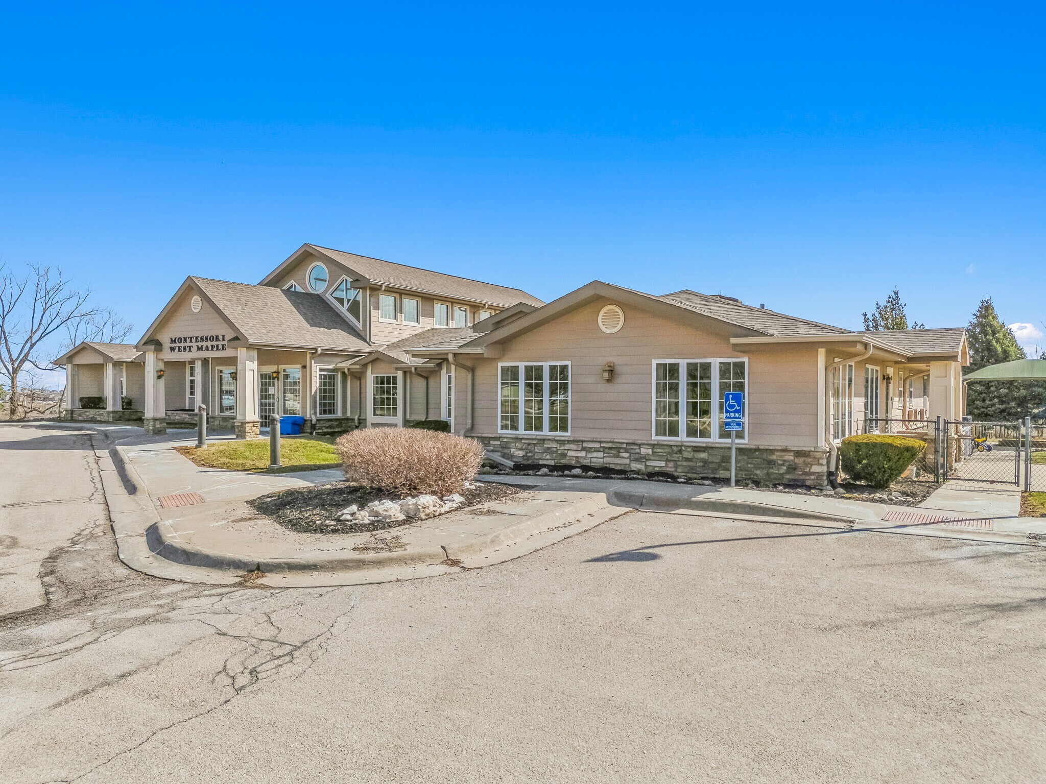 18544 W Maple Rd, Elkhorn, NE à vendre Photo du bâtiment- Image 1 de 6