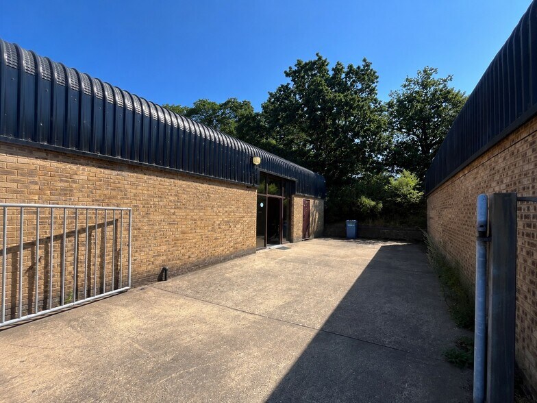 9 Peartree Rd, Stanway à vendre - Photo du bâtiment - Image 2 de 9