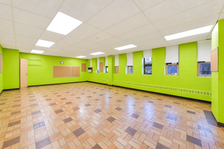 5566 Kings Hwy, Brooklyn, NY for lease - Building Photo - Image 3 of 24