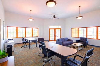 1201 Wakarusa Dr, Lawrence, KS à louer Photo intérieure- Image 1 de 6