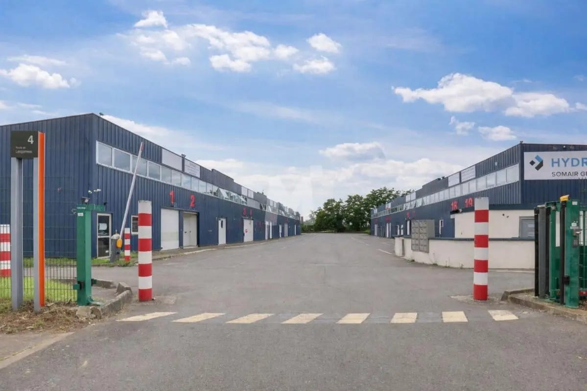 Flex in Chilly-Mazarin for lease Building Photo- Image 1 of 9