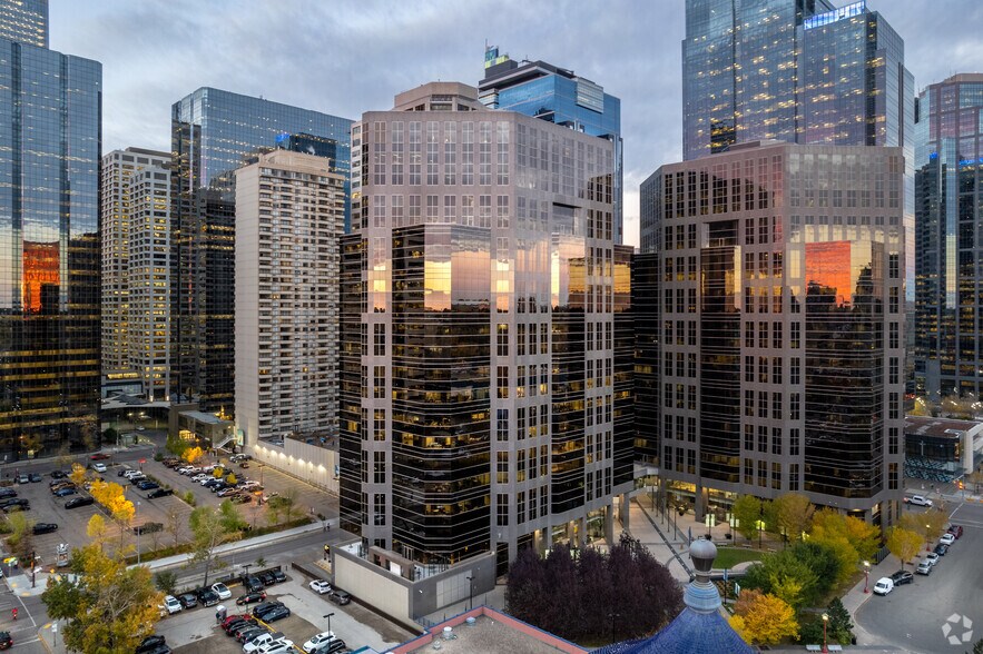 222 3rd Ave SW, Calgary, AB à louer - Photo du bâtiment - Image 3 de 7