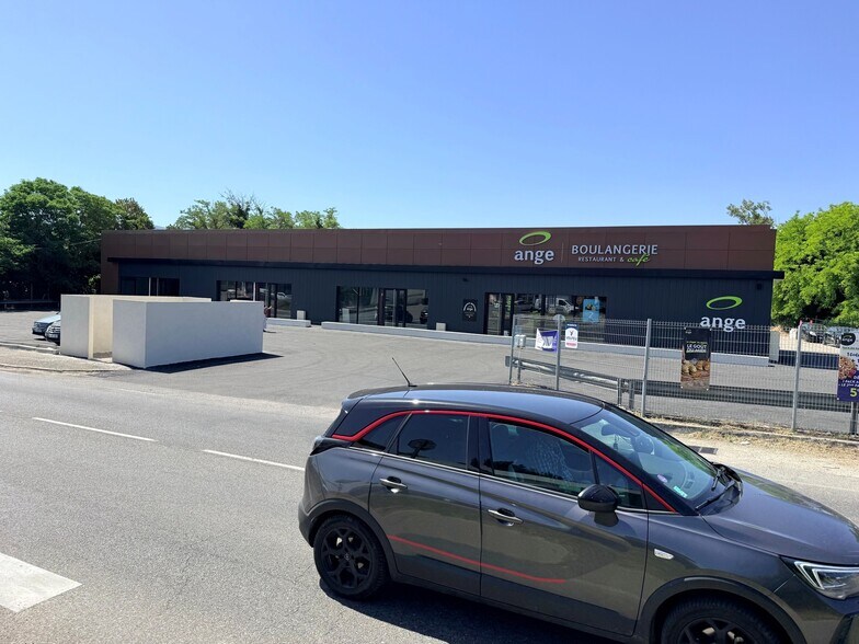 Retail in Apt for lease - Building Photo - Image 1 of 5
