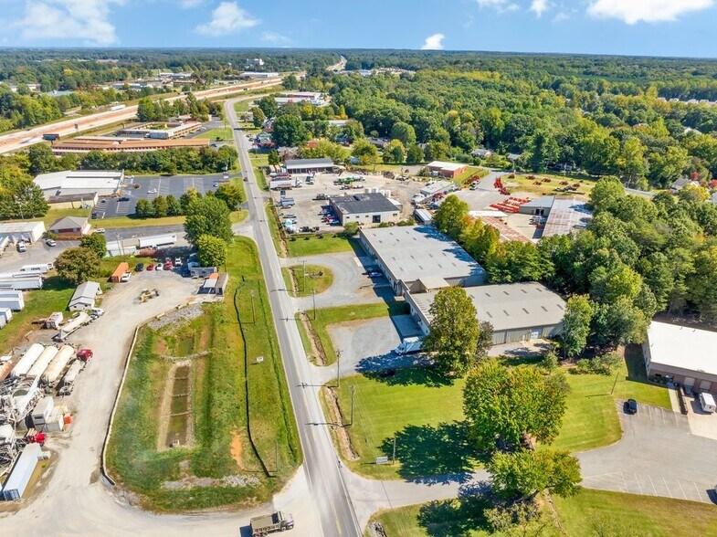 2460-2472 Davie Ave, Statesville, NC à louer - Photo du bâtiment - Image 2 de 7