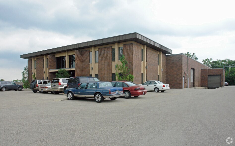 851 Seton Ct, Wheeling, IL à louer - Photo du bâtiment - Image 2 de 4