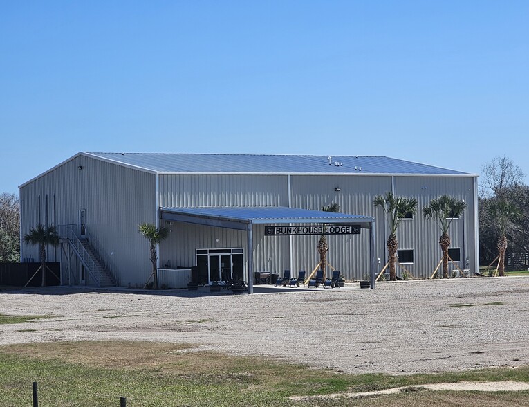 1811 State Highway 185 E, Seadrift, TX à vendre - Photo du bâtiment - Image 1 de 18