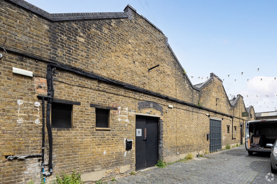 38-40 Upper Clapton Rd, London for lease - Building Photo - Image 3 of 3