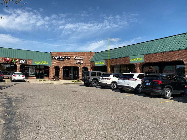 2546-2612 N Squirrel Rd, Auburn Hills, MI à louer - Photo du bâtiment - Image 3 de 6