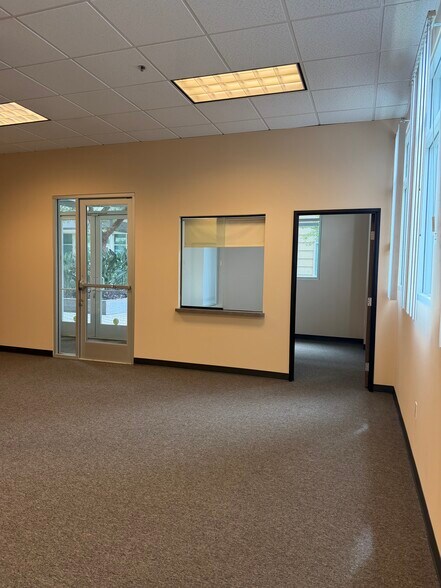 14798 Pipeline Ave, Chino Hills, CA à louer - Photo du bâtiment - Image 3 de 6