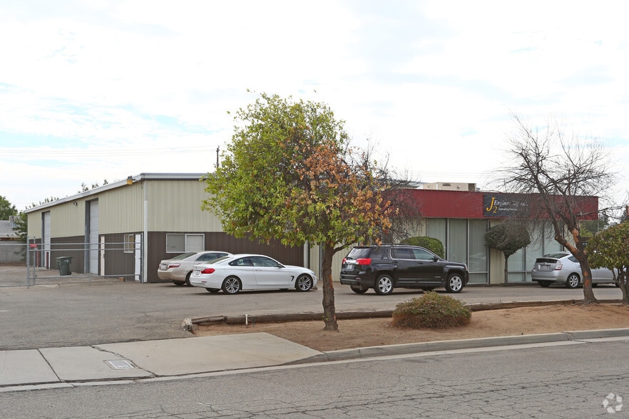 5234 E Pine Ave, Fresno, CA à louer - Photo du bâtiment - Image 3 de 18