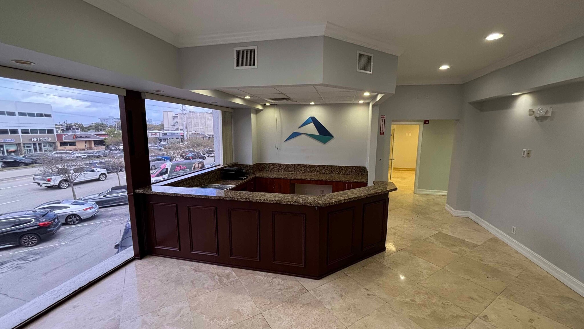 2740 E Oakland Park Blvd, Fort Lauderdale, FL à louer Photo intérieure- Image 1 de 20