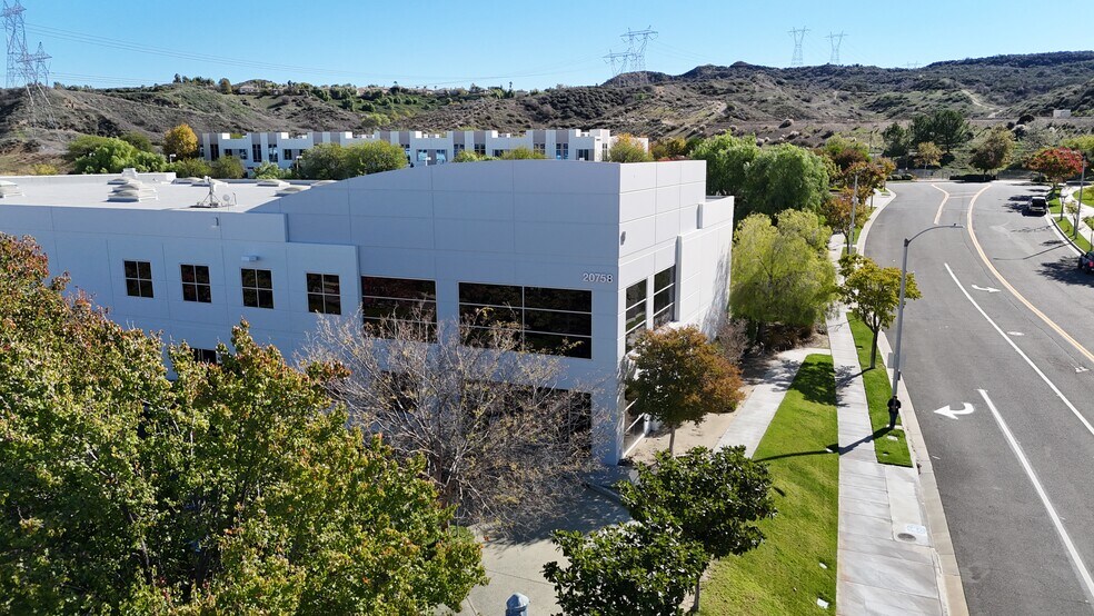 20758 Centre Pointe Pky, Valencia, CA à louer - Photo du bâtiment - Image 2 de 7