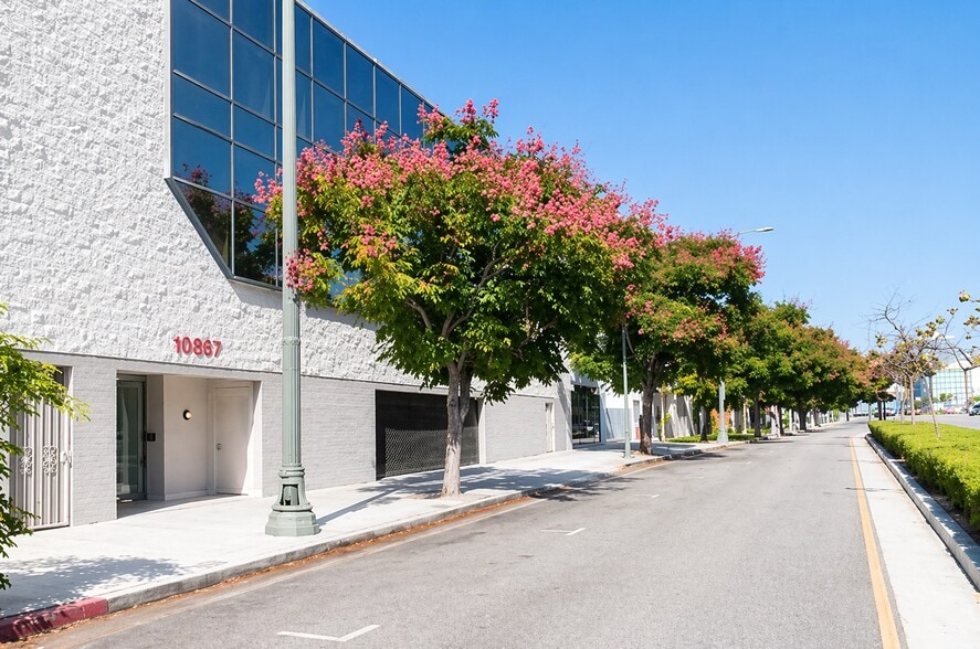 10537 Santa Monica Blvd, Los Angeles, CA for sale - Building Photo - Image 3 of 14