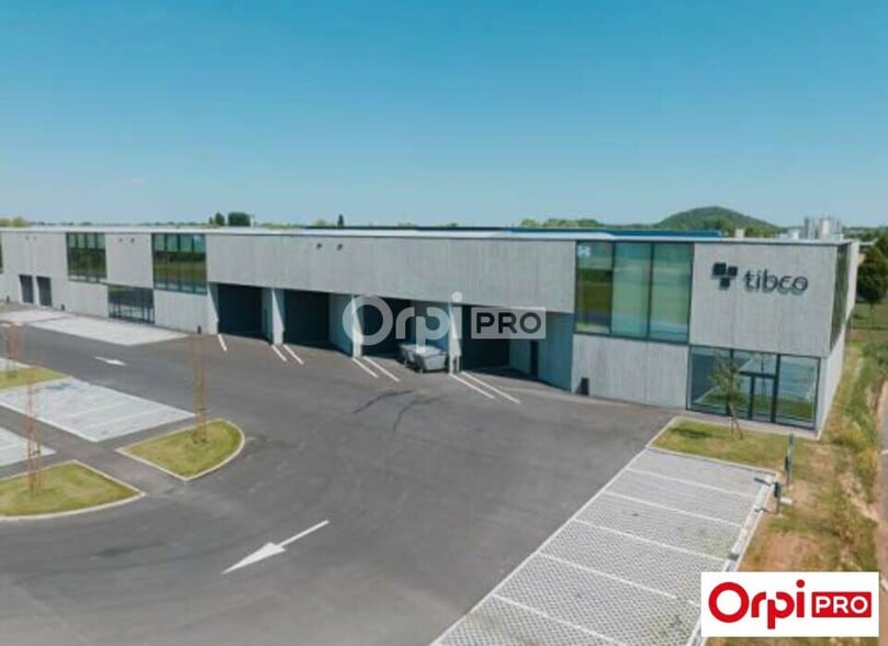 Industrial in Carvin for lease - Building Photo - Image 2 of 7