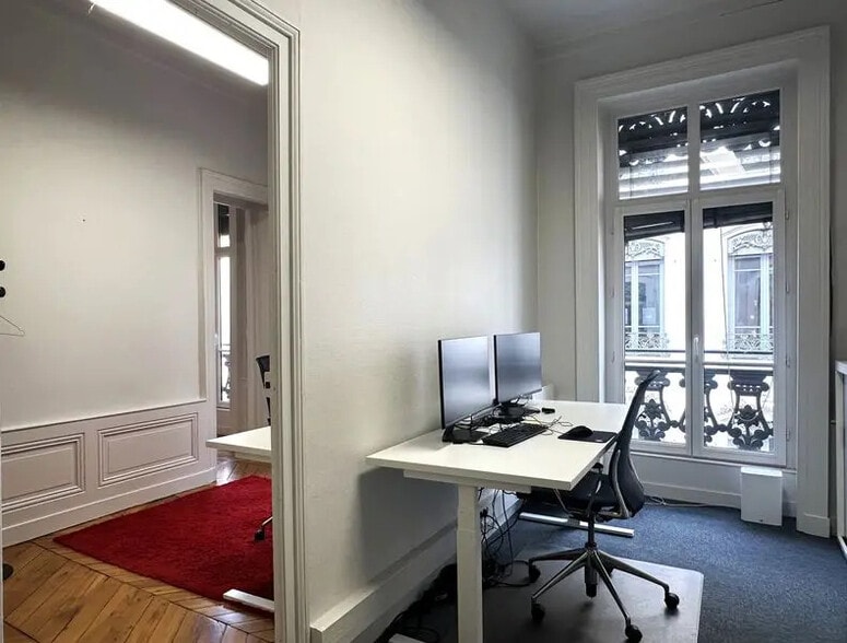 Office in Lyon for lease - Building Photo - Image 3 of 8