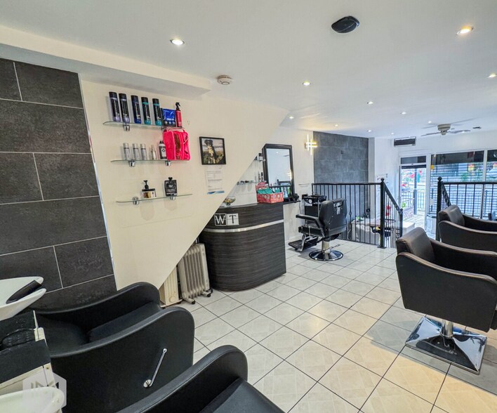 113 Tonge Moor Rd, Bolton for sale - Interior Photo - Image 2 of 9