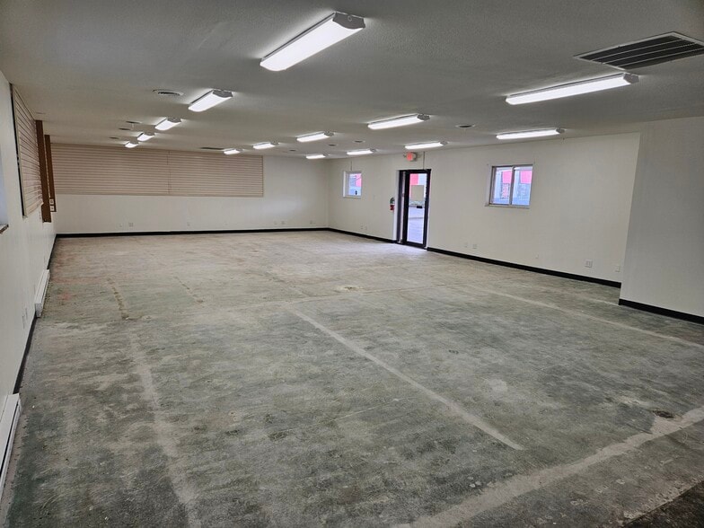 815 S Main St, Bellefontaine, OH for lease - Interior Photo - Image 2 of 3