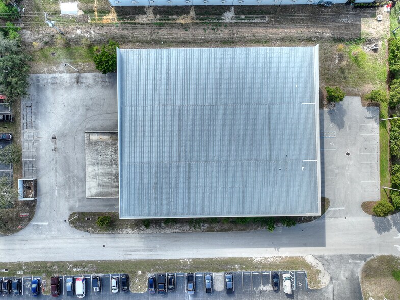 6150 Metro Plex Dr, Fort Myers, FL à vendre - Photo du bâtiment - Image 3 de 12
