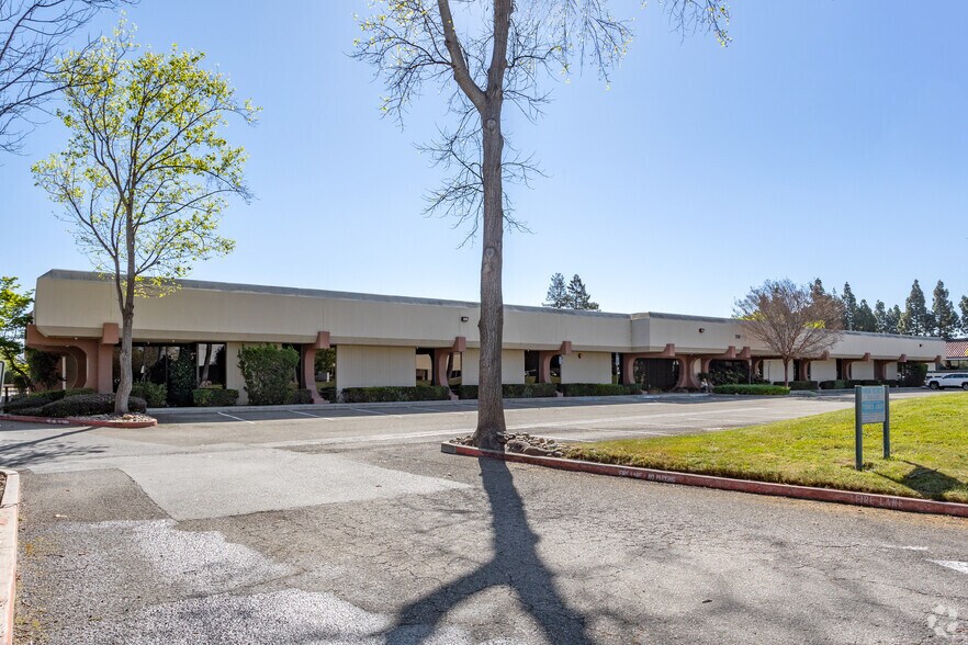 510 Oakmead Pky, Sunnyvale, CA à louer - Photo du bâtiment - Image 2 de 4