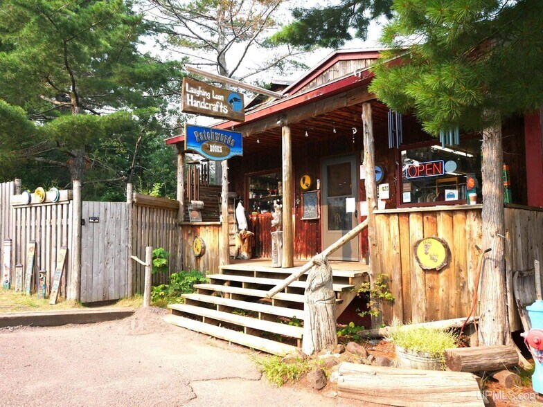 242 1st St, Copper Harbor, MI à vendre - Photo principale - Image 1 de 33