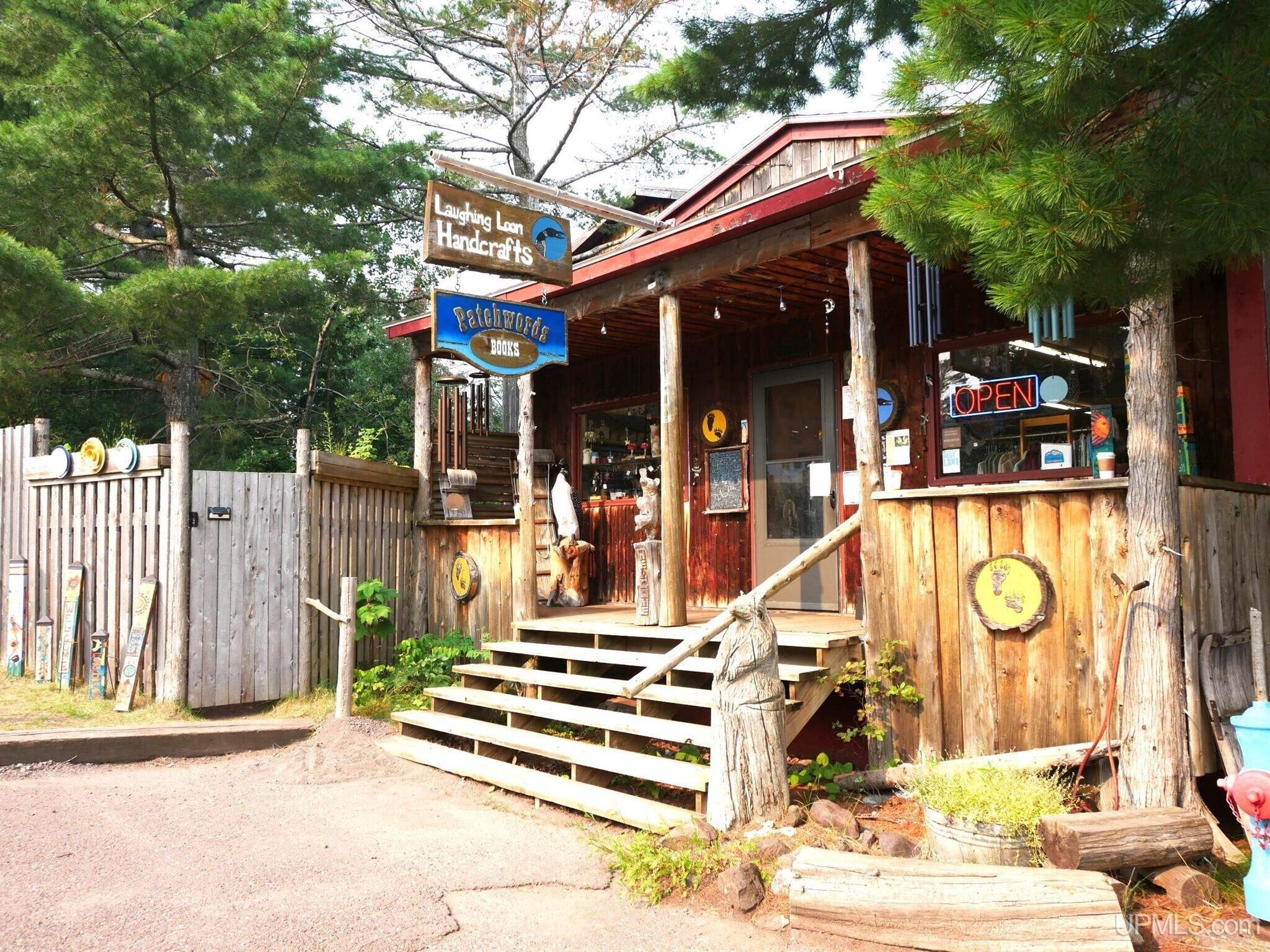 242 1st St, Copper Harbor, MI à vendre Photo principale- Image 1 de 34