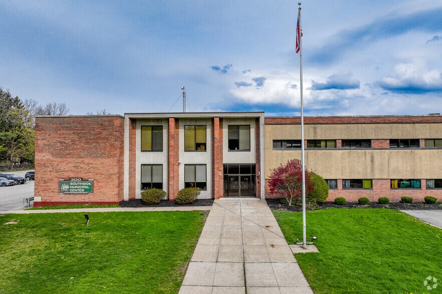 300 Gleed Ave, East Aurora, NY à louer - Photo du bâtiment - Image 3 de 11