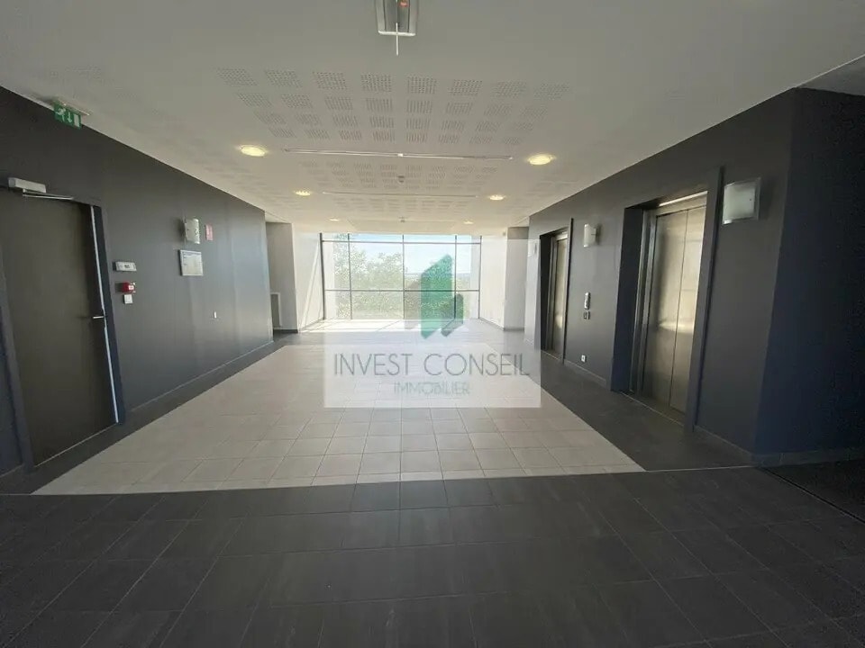 Office in SAINT-OUEN-L'AUMONE for lease Interior Photo- Image 1 of 5