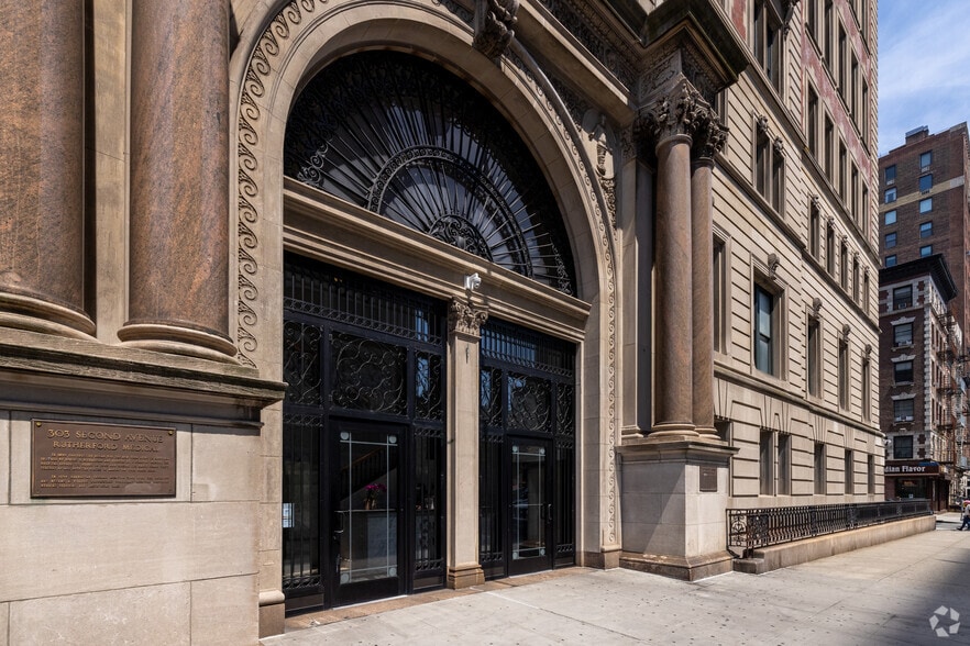303-305 2nd Ave, New York, NY for sale - Building Photo - Image 3 of 5
