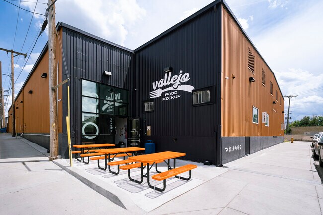 Plus de détails pour 800 Vallejo St, Denver, CO - Commerce de détail à louer