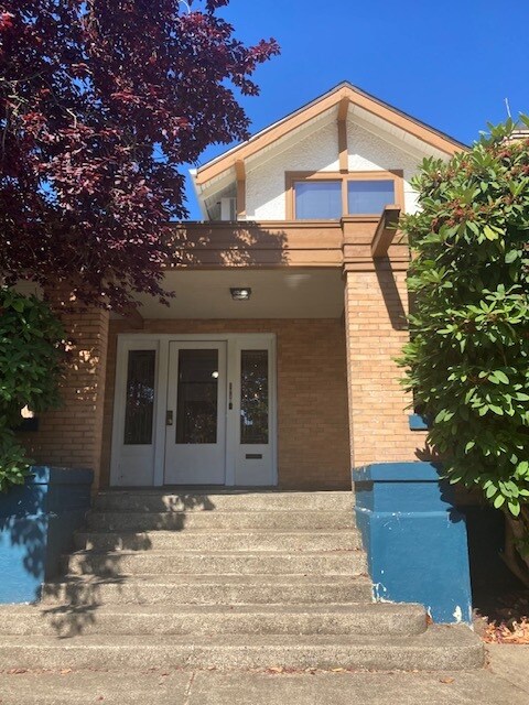 1010 Esther St, Vancouver, WA à louer Photo du bâtiment- Image 1 de 5