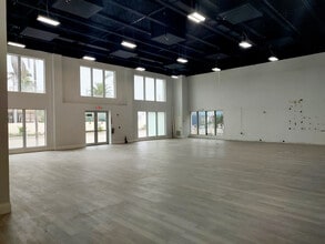 1125 N Dixie Hwy, Lake Worth, FL for lease Interior Photo- Image 2 of 4