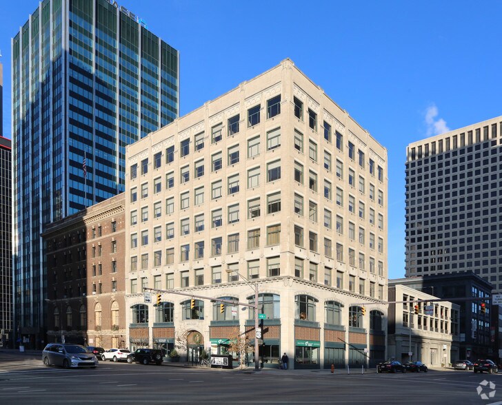 150 E Broad St, Columbus, OH à louer - Photo du bâtiment - Image 2 de 9