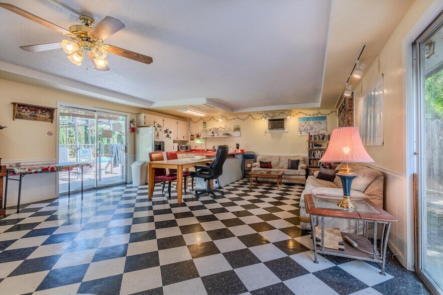 349 W Pine St, Central Point, OR à vendre - Photo intérieure - Image 3 de 7