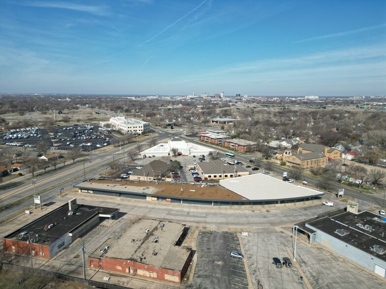 2747 Boulevard Plz, Wichita, KS for lease - Building Photo - Image 1 of 4