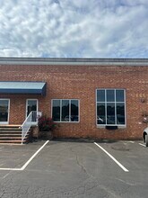 12 Wendy Ct, Greensboro, NC à louer Photo du bâtiment- Image 2 de 12