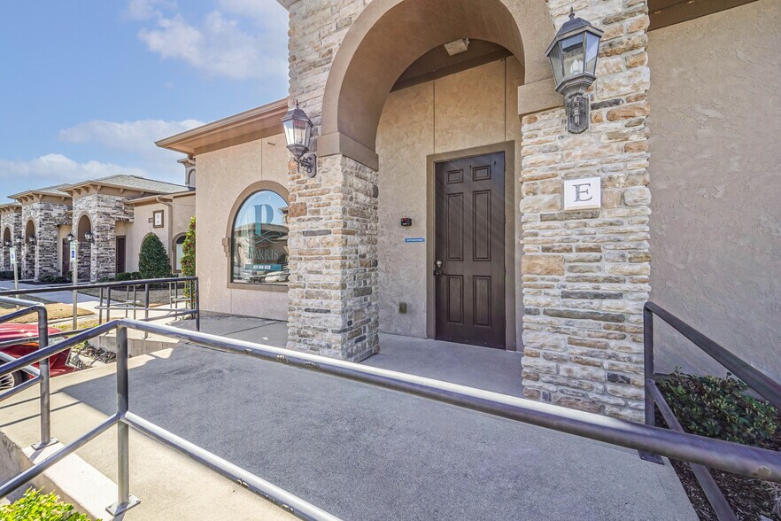 256 Ed English Dr, Shenandoah, TX à vendre - Photo du bâtiment - Image 1 de 21