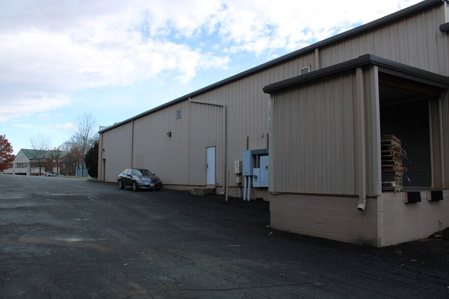 607 Woodbrook Dr, Charlottesville, VA à louer - Photo du bâtiment - Image 3 de 19