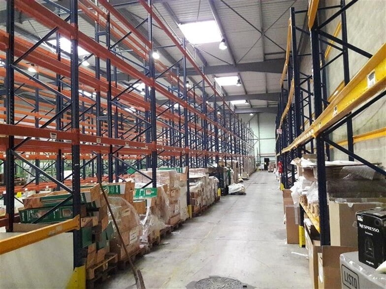 Industrial in Saint-Thibault-des-Vignes for lease - Interior Photo - Image 3 of 6