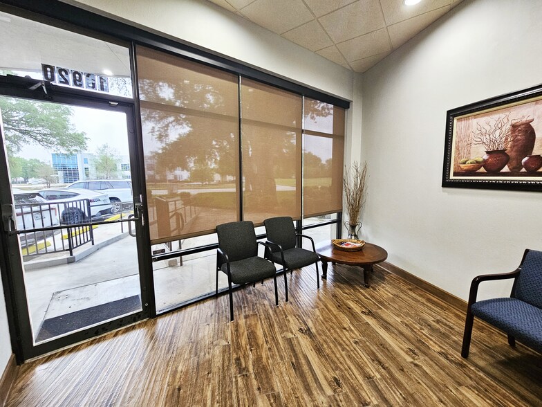 16920 Park Row, Houston, TX à louer - Photo du bâtiment - Image 2 de 10