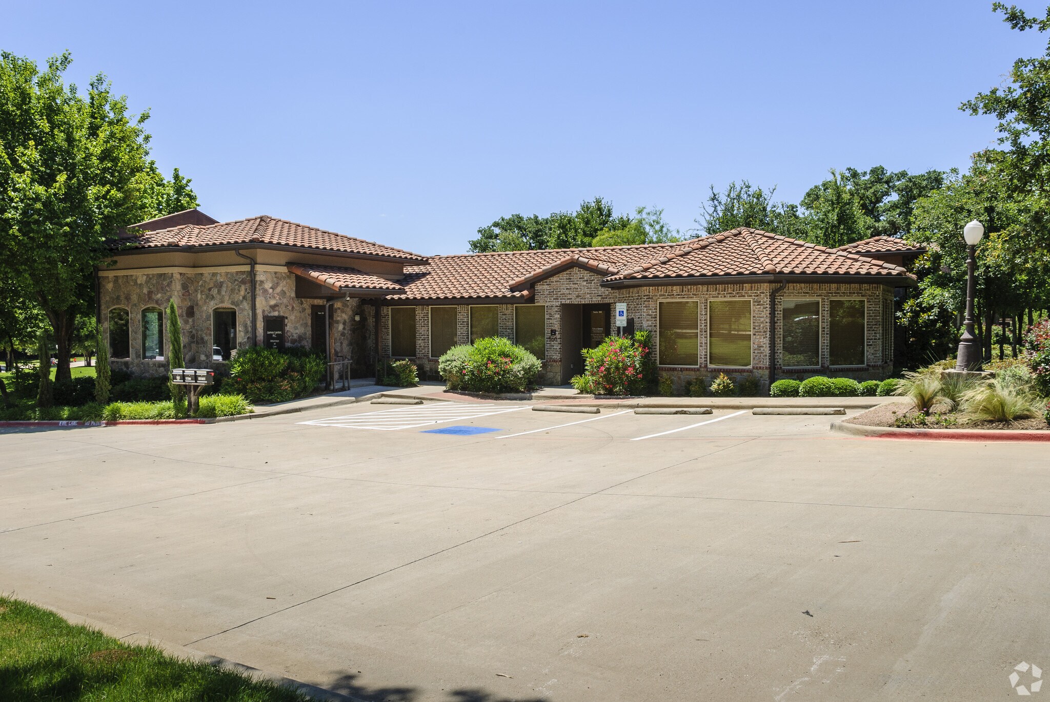 560 N Walnut Creek Dr, Mansfield, TX à vendre Photo du bâtiment- Image 1 de 1