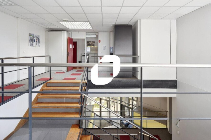 Bureau dans Neuilly-Plaisance à louer - Hall d’entrée - Image 2 de 11