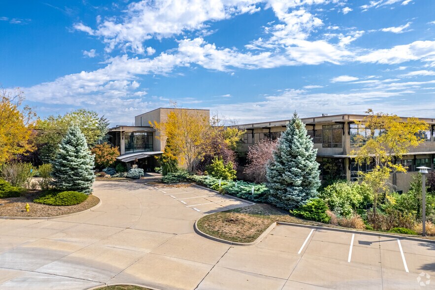 25501 W Valley Pky, Olathe, KS à vendre - Photo du bâtiment - Image 2 de 31