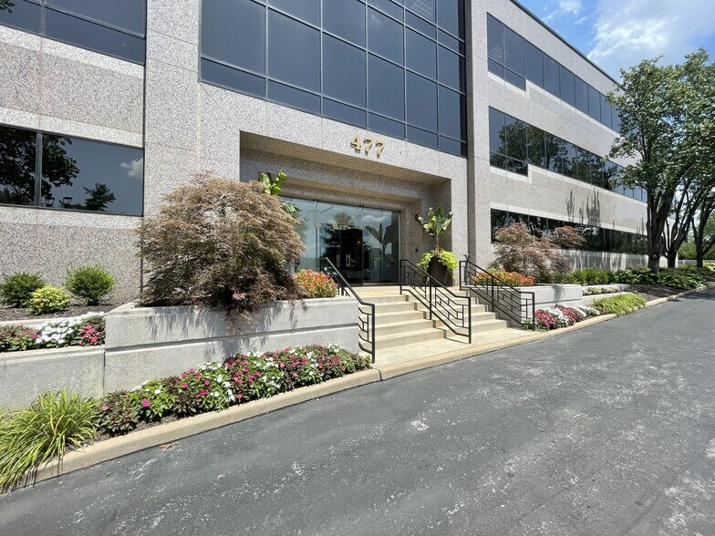 477 N Lindbergh Blvd, Creve Coeur, MO à louer - Photo du bâtiment - Image 3 de 11
