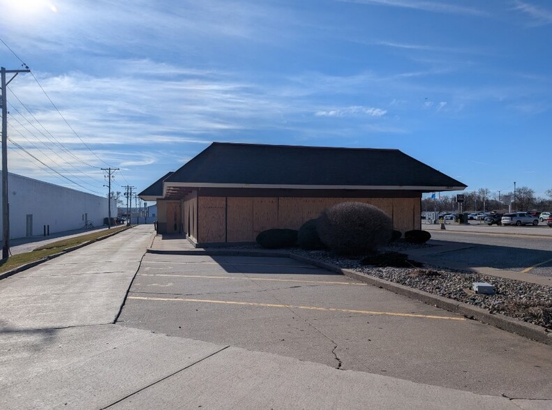 1800 36th Ave, Moline, IL for sale - Building Photo - Image 2 of 4
