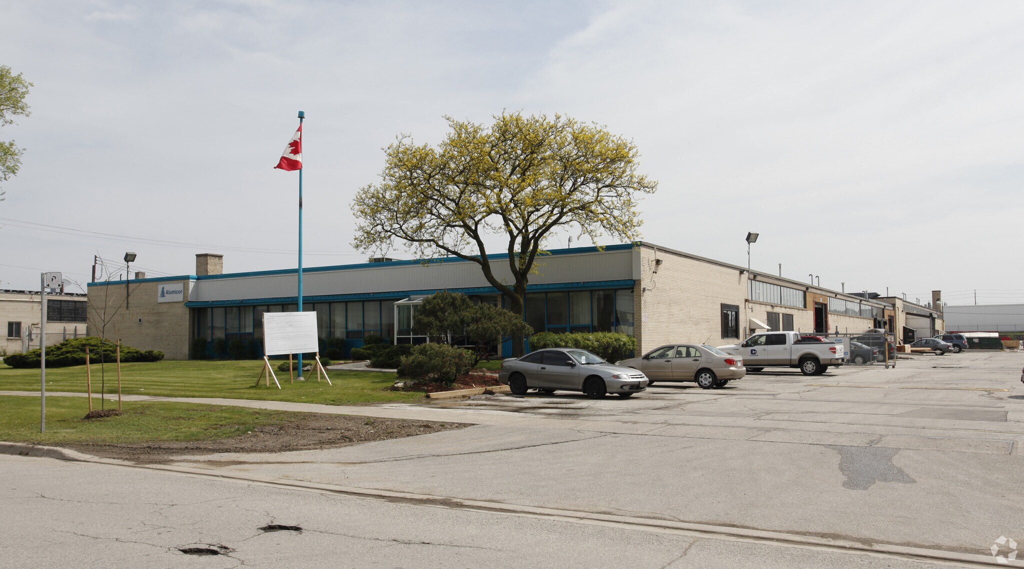 33 Racine Rd, Toronto, ON à louer Photo principale- Image 1 de 8