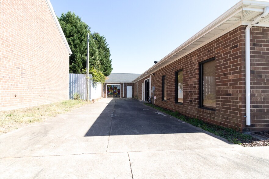 2006 Maple Ave, Burlington, NC à vendre - Photo du bâtiment - Image 3 de 14